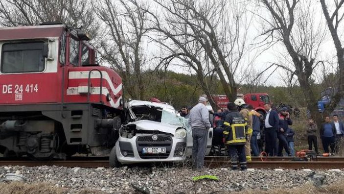 Hemzemin geçitte tren ile araç çarpıştı: 2 ölü, 2 yaralı