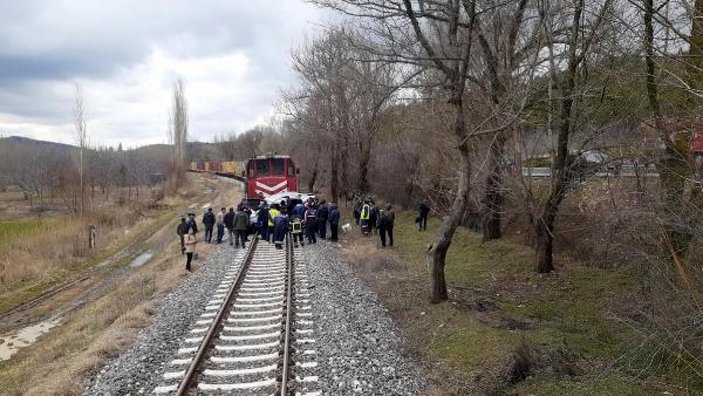 Hemzemin geçitte tren ile araç çarpıştı: 2 ölü, 2 yaralı