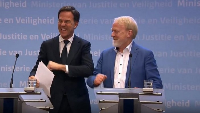 Hollanda Başbakanı, 'tokalaşmayın' deyip el sıkıştı
