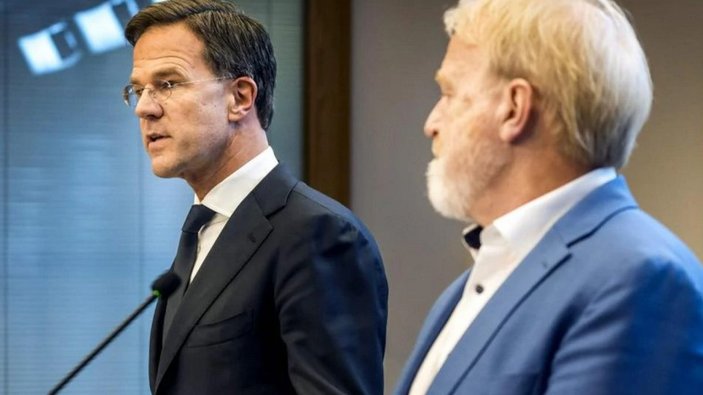 Hollanda Başbakanı, 'tokalaşmayın' deyip el sıkıştı