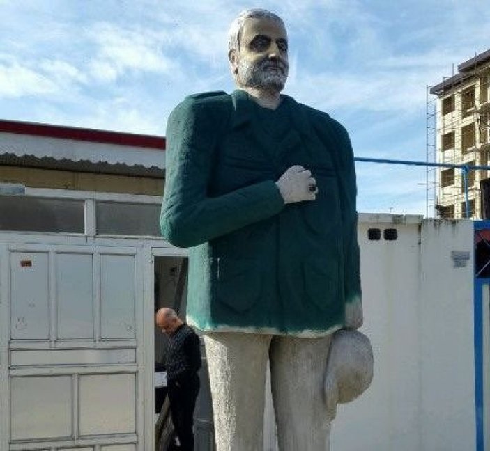 Koronanın yayıldığı İran'da Süleymani heykelleri tepki çekti