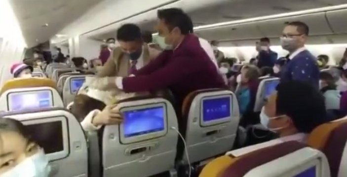 Uçakta hostese öksüren kadına sert müdahale