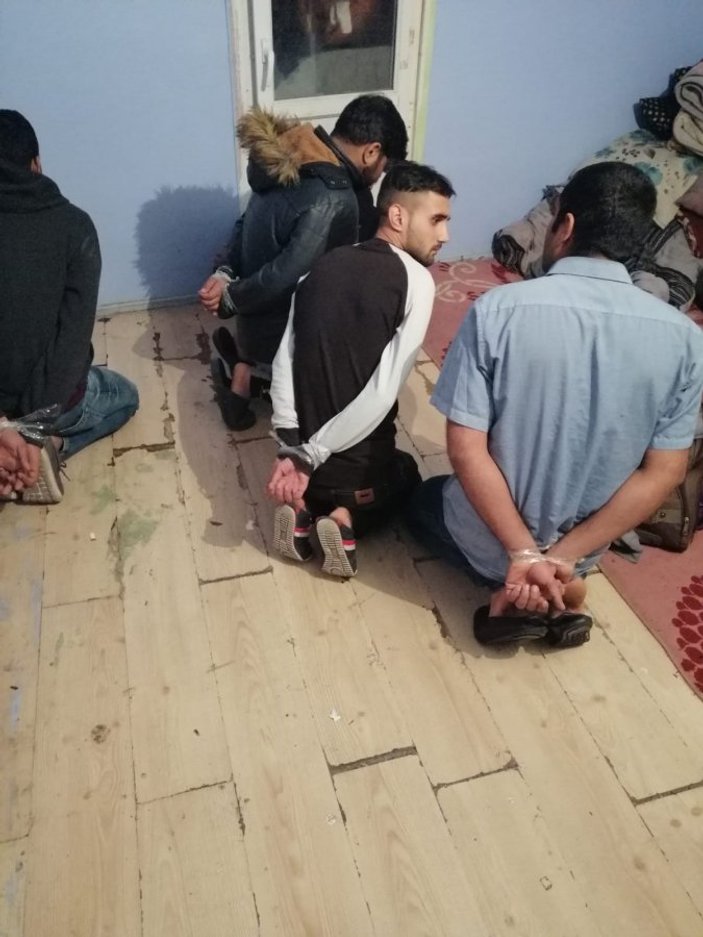 Fatih'te mültecileri gasbeden sahte polisler yakalandı