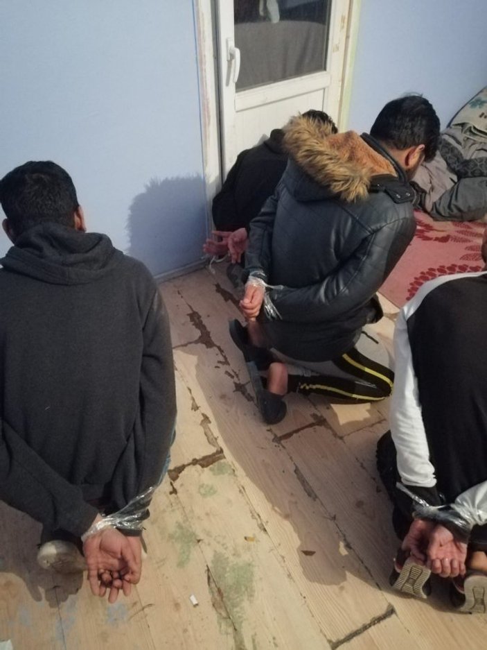 Fatih'te mültecileri gasbeden sahte polisler yakalandı