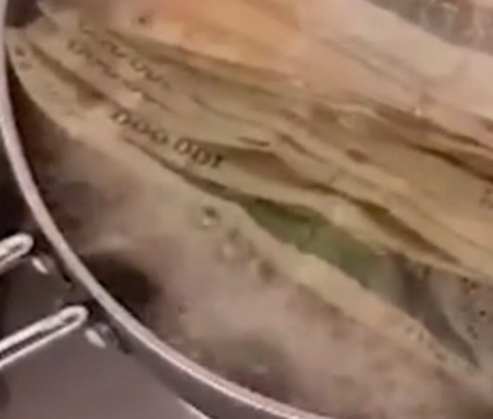 İran'da kağıt paralar kaynatılıp dezenfekte ediliyor