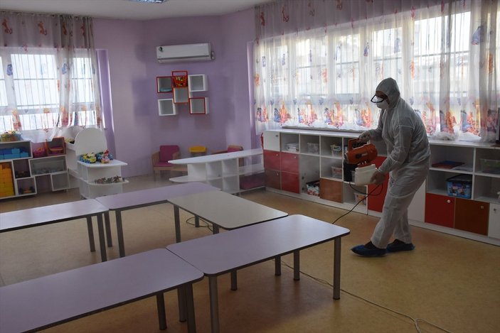Adana'da okul ve kreşler dezenfekte ediliyor