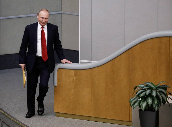 Putin, devlet başkanlığını uzatma yolunda bir engeli aştı