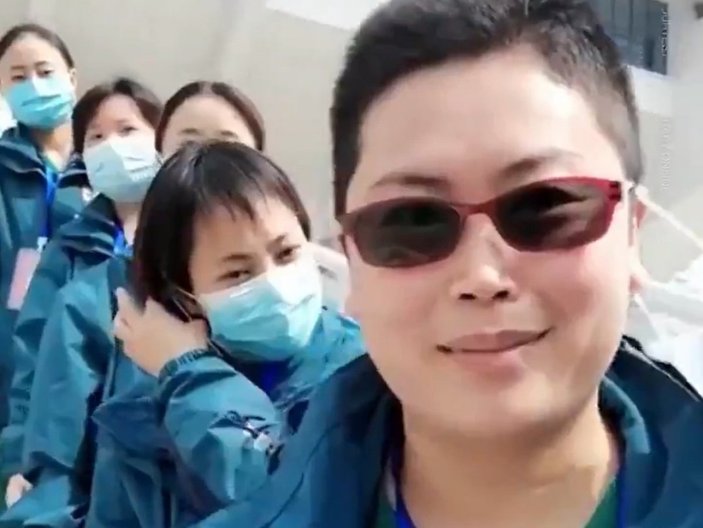 Çin'de doktorlar maskelerini çıkardı