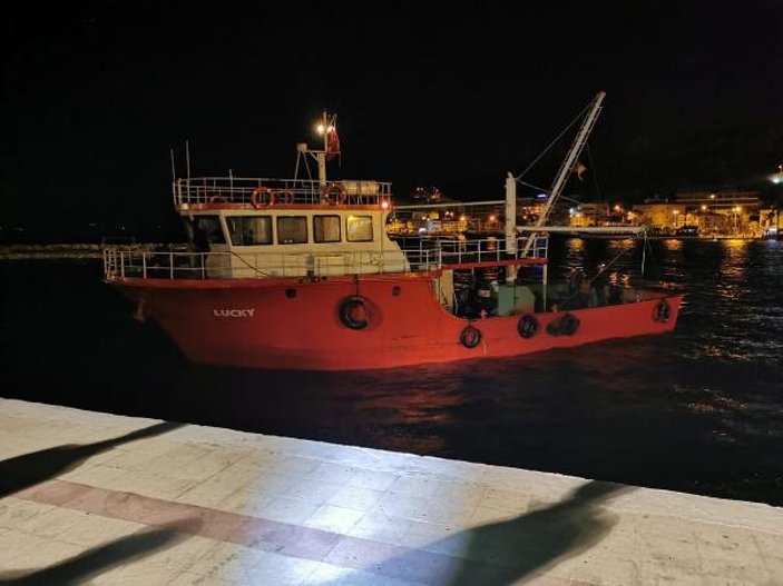 İzmir'de balıkçı teknesinde 125 göçmen yakalandı
