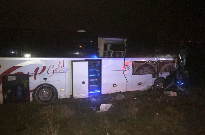 Aksaray'da yolcu otobüsü kaza yaptı: 44 yaralı