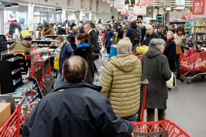 Paris'te korona endişesiyle market rafları boşaltıldı