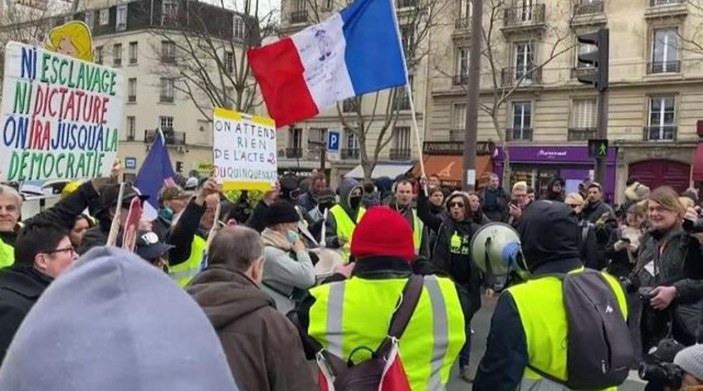 Fransa'da korona Sarı Yelekliler'i durdurmadı