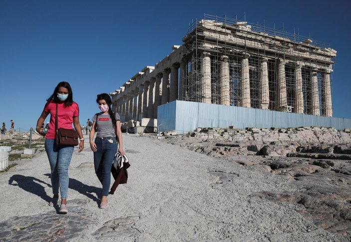 Yunanistan tüm plaj ve kayak merkezlerini kapatıyor