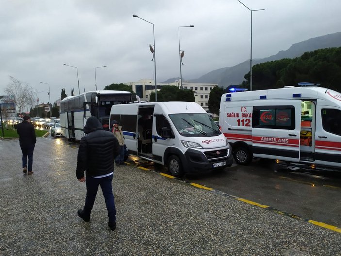 Manisa'da işcileri taşıyan servis kaza yaptı: 8 yaralı