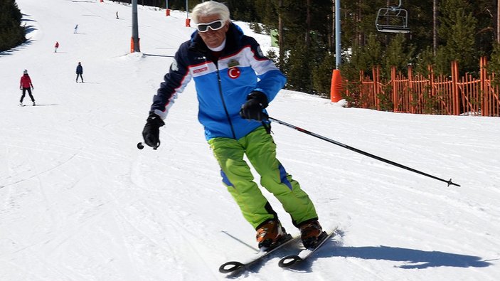 Sarıkamış'ın Orhan Dede'si, turistlerin kayak eğitimcisi