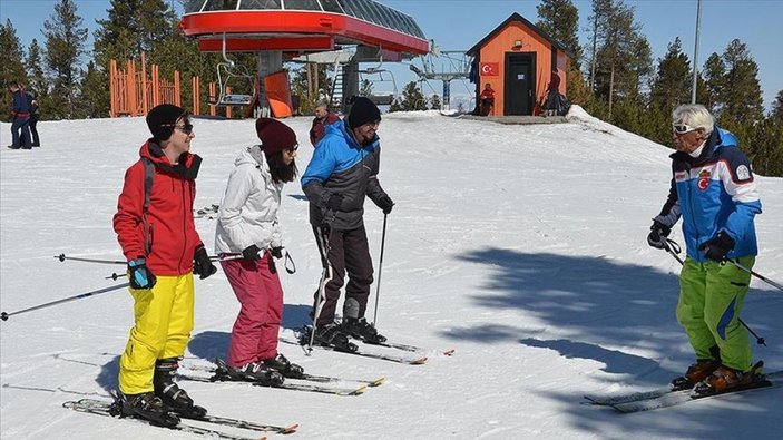 Sarıkamış'ın Orhan Dede'si, turistlerin kayak eğitimcisi