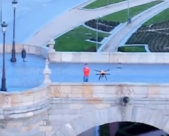 İspanya'da karantinaya uymayanlara drone'lu uyarı