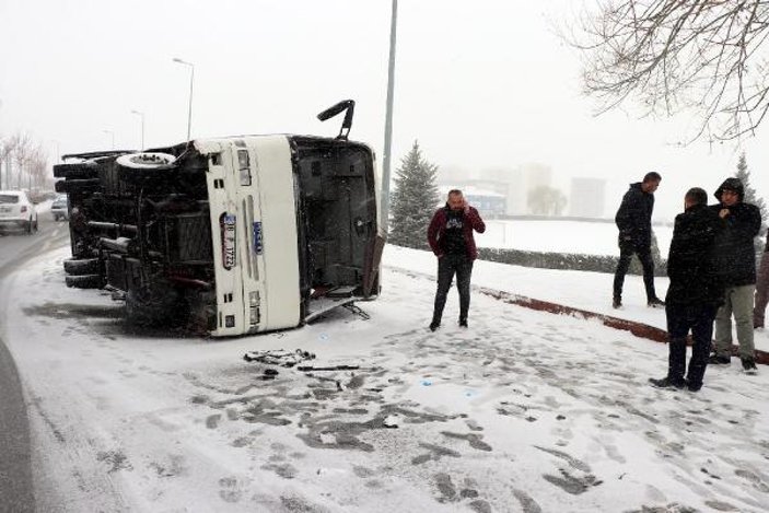 Kayseri'de işçi taşıyan midibüs devrildi: 21 yaralı
