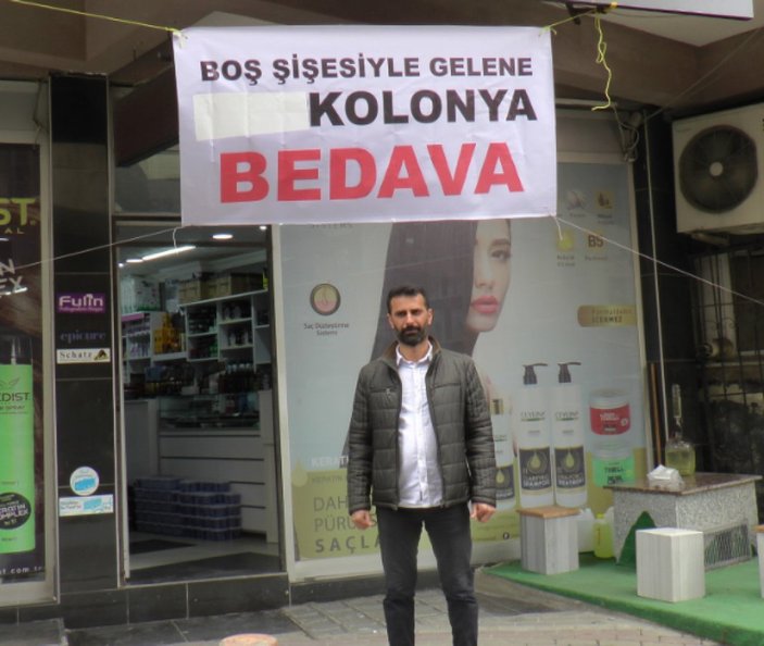 Fırsatçılara tepki gösteren esnaftan bedava kolonya