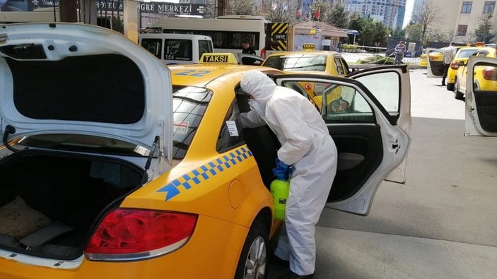 İstanbul'daki taksicilerin dezenfektan kuyruğu