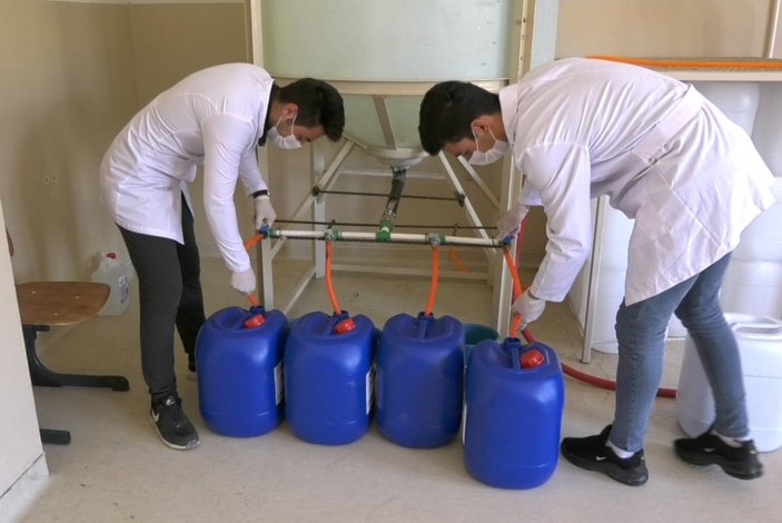 Öğretmen ve öğrenciler 55 saatte 38 ton dezenfektan üretti