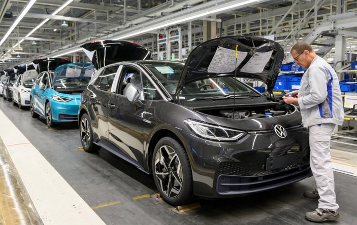 Volkswagen, koronavirüs nedeniyle üretimi durduruyor