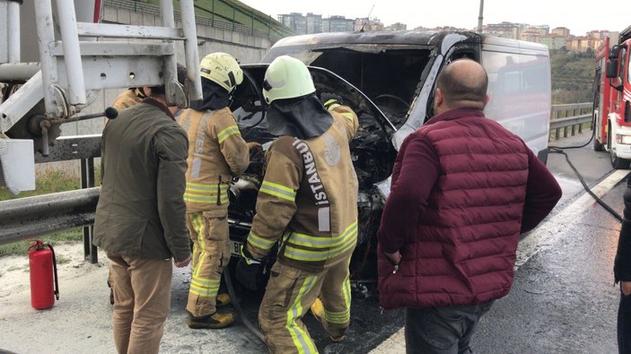 TEM'de kapalı kasa minibüste yangın çıktı