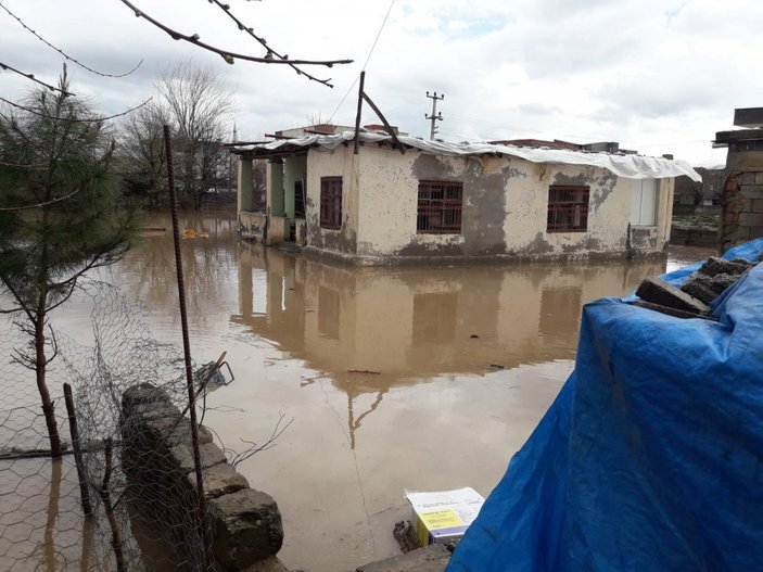 Diyarbakır'da sağanak yağış sonrası evleri su bastı