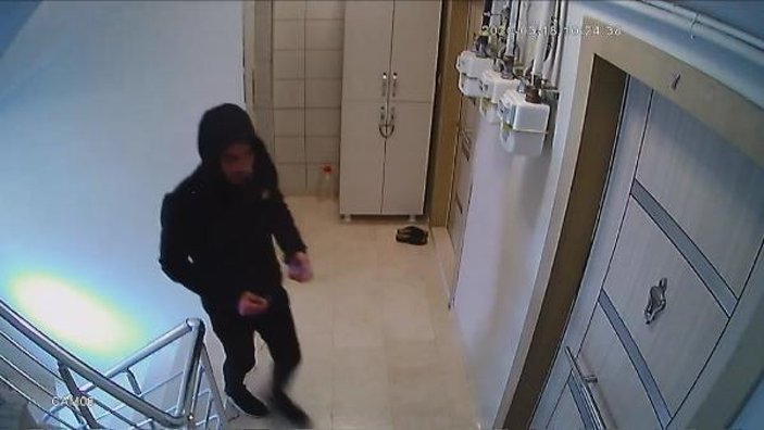 Arnavutköy'de apartmana giren ayakkabı hırsızı