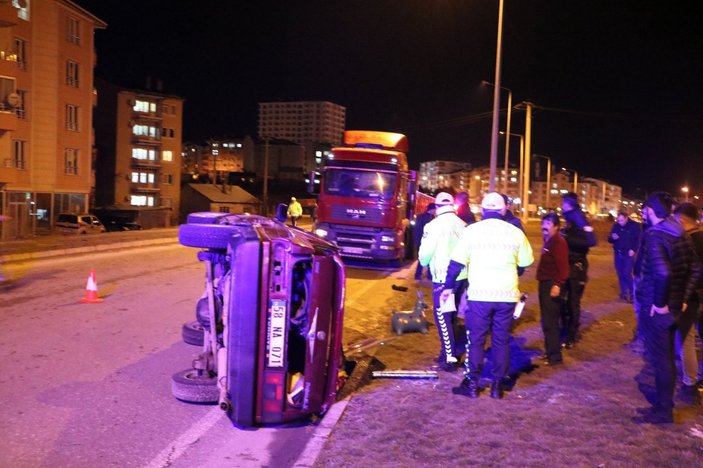 Sivas'ta tıra çarpan otomobil yan yattı: 5 yaralı