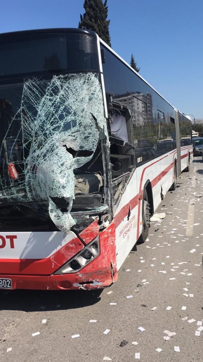 İzmir'de hafif ticari araç belediye otobüsüne çarptı