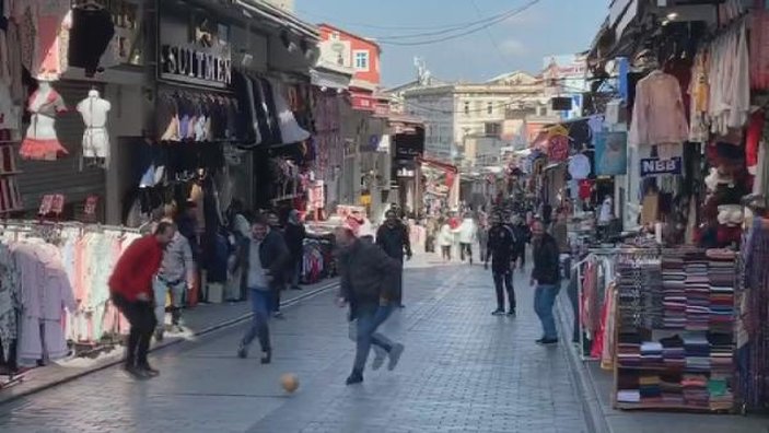 Mahmutpaşa'da sokaklar boş kaldı, esnaf top oynadı