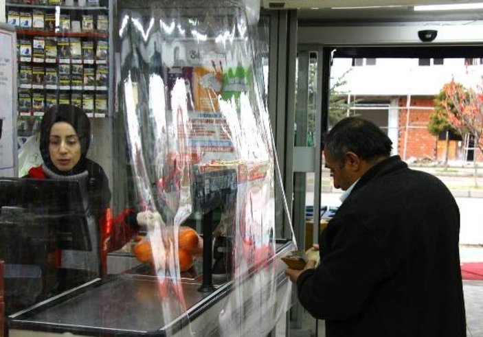 Tokat'ta markette şeffaf branda ile korona önlemi