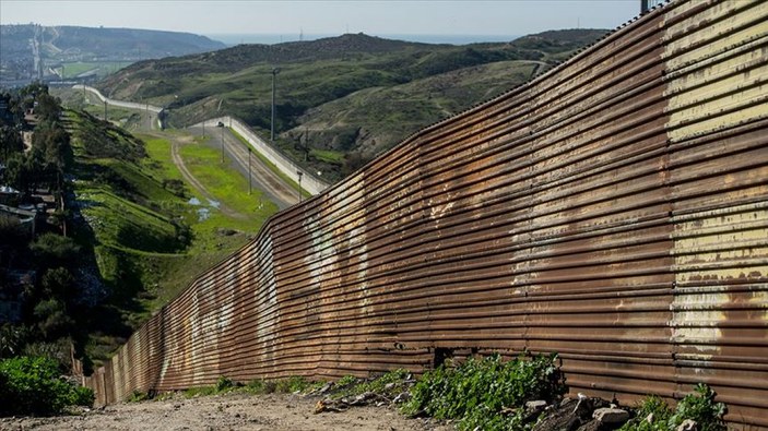 ABD koronavirüs nedeniyle Meksika sınırını kapatıyor