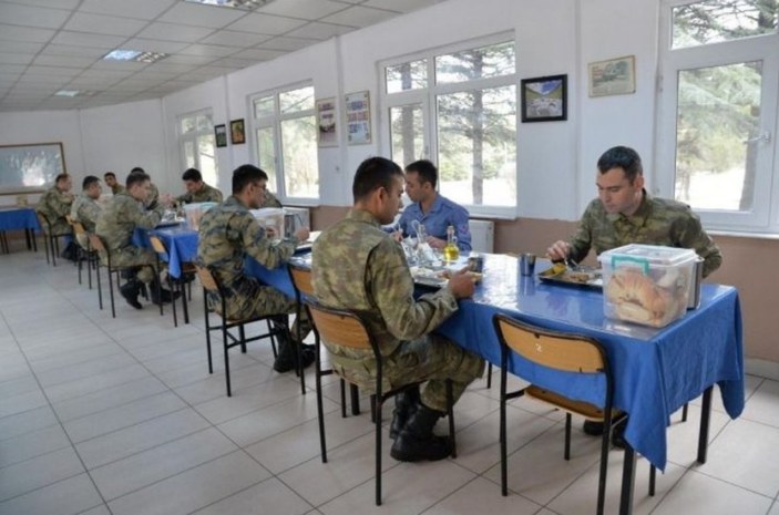 Askerler aralıklı düzende oturup, virüsten korunuyor
