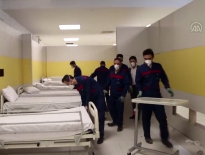 İran'da fuar alanları ile spor salonları hastane oluyor
