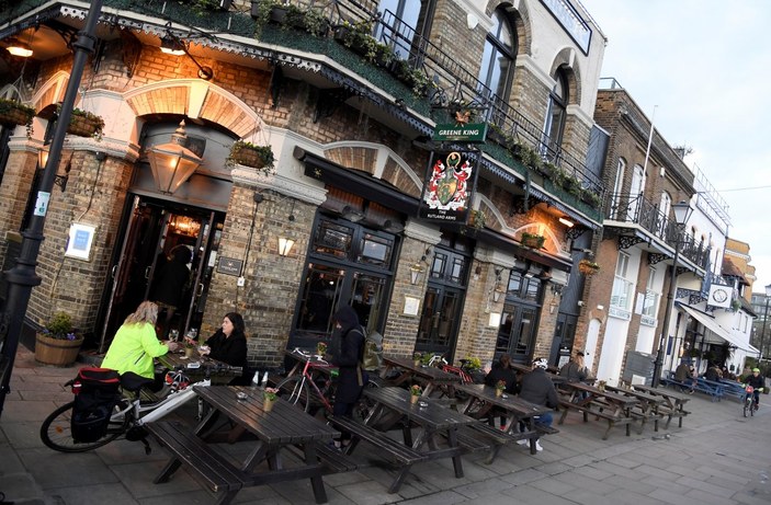 İngiltere'de bar ve restoranlar kapatılıyor