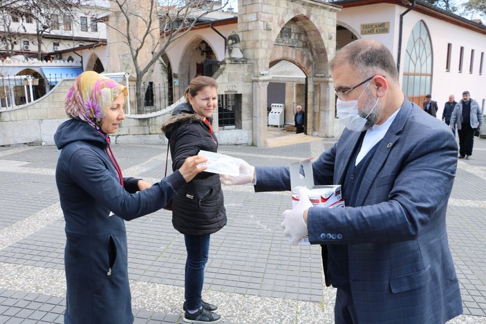 Kahramanmaraşlı hayırsever 5 bin adet maske dağıttı