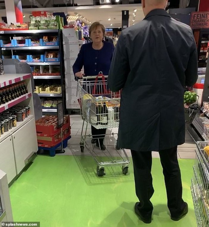 Merkel, market alışverişi yaparken görüntülendi