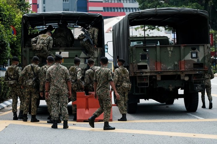 Malezya'da korona tedbirleri kapsamında asker sokağa indi