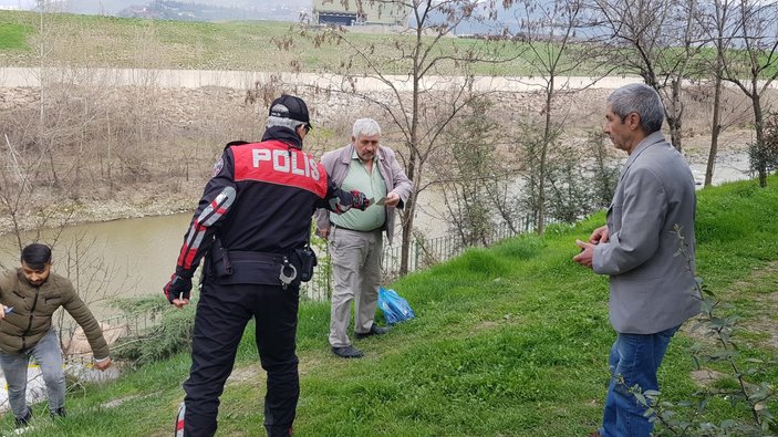 Polis uyardığı yaşlıları kolonya sıkarak evlerine gönderdi