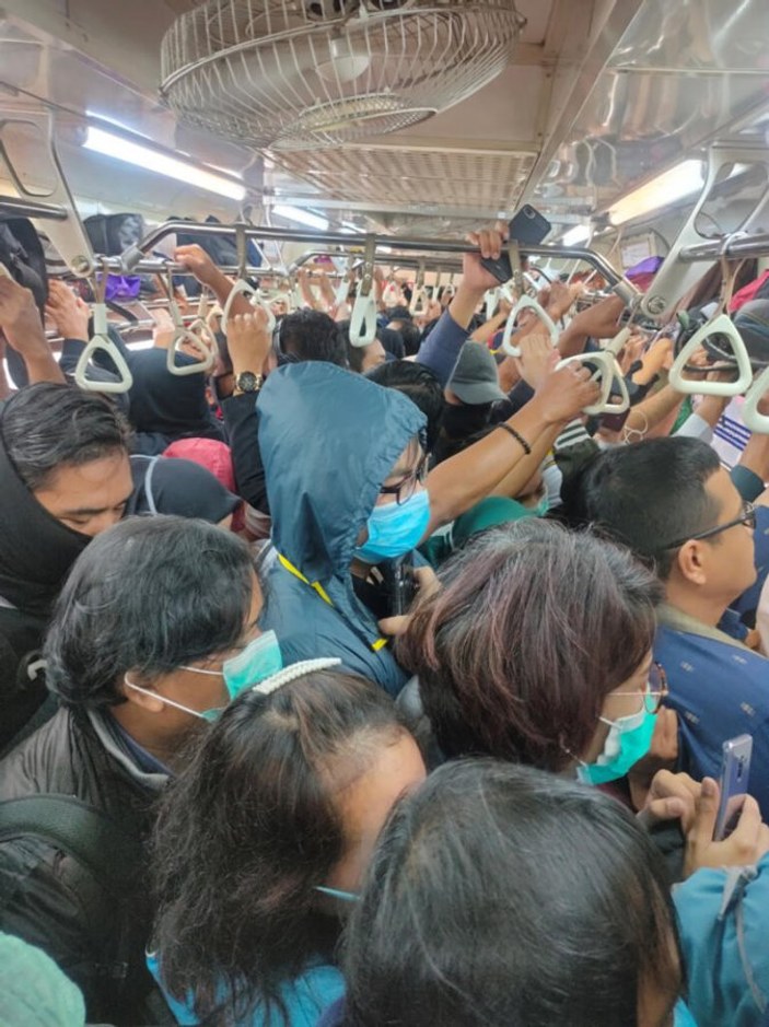 Endonezya'da metro tıklım tıklım görüntülendi