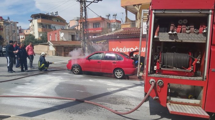 Antalya'da yanan araç çeşme hortumuyla söndürüldü