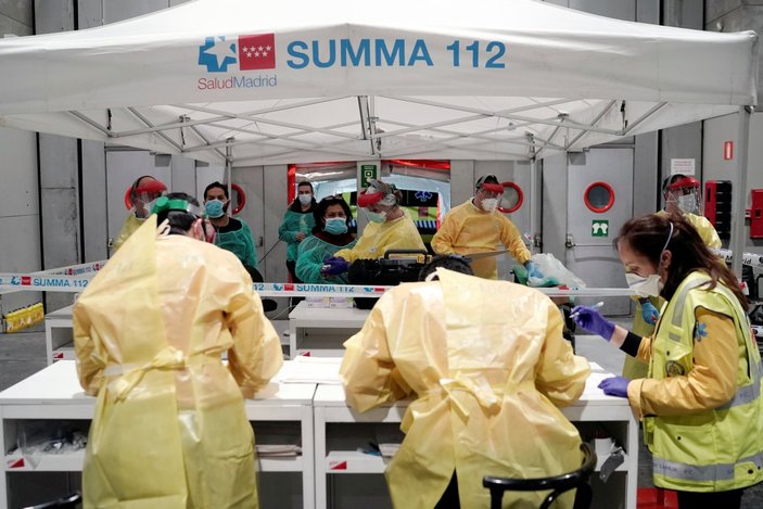 İspanya'da koronavirüs hastaları yerlerde yatırıldı