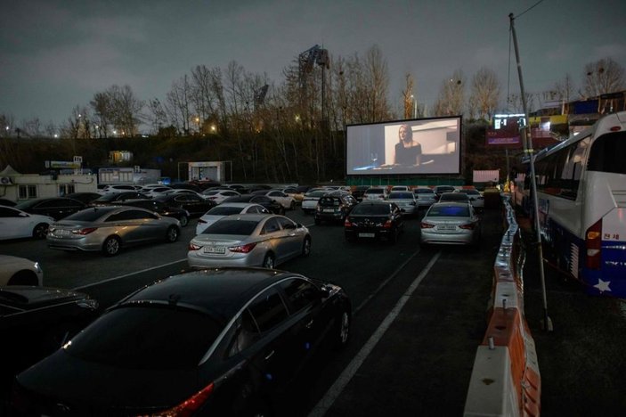 Güney Kore'de korona sonrası arabalı sinemaya yoğun ilgi