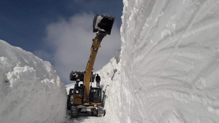 Hakkari'de 11 metrelik karla mücadele