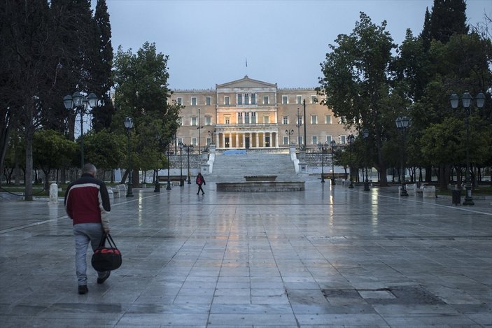 Yunanistan'da sokağa çıkma yasağı başladı