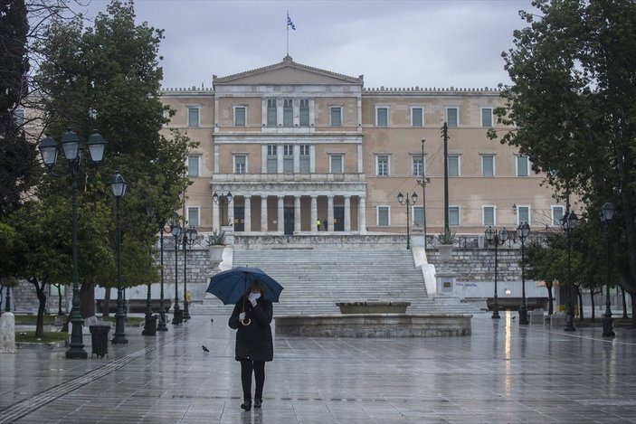Yunanistan'da sokağa çıkma yasağı başladı