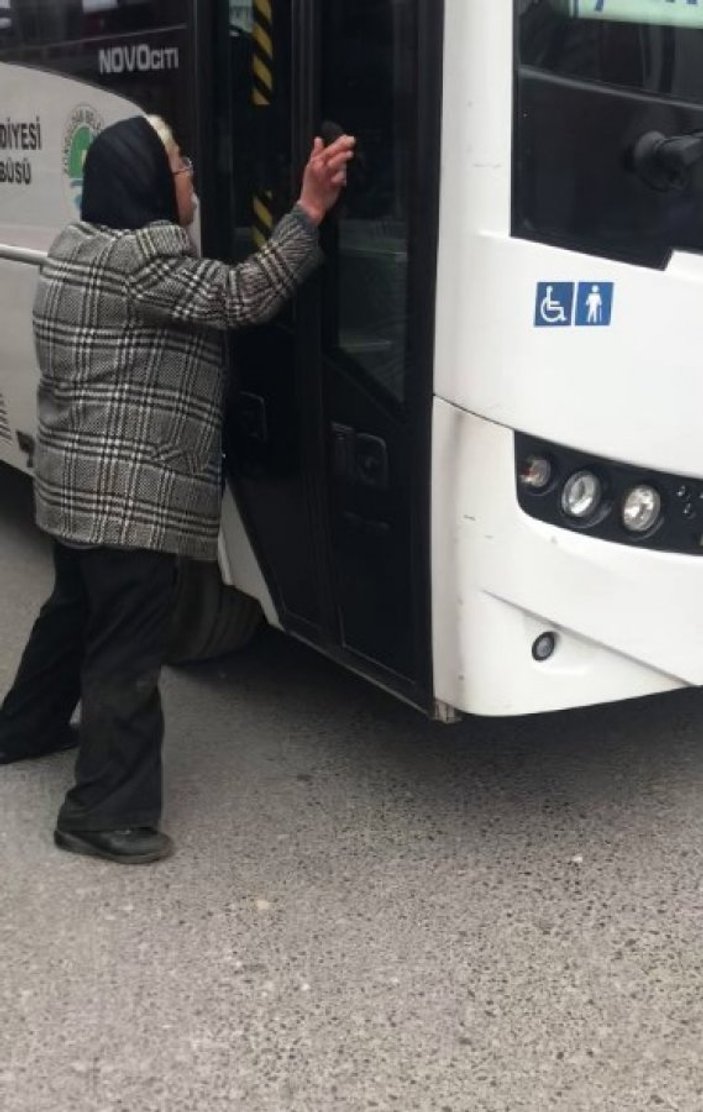 Yasağa rağmen otobüse binmek isteyen yaşlı kadın