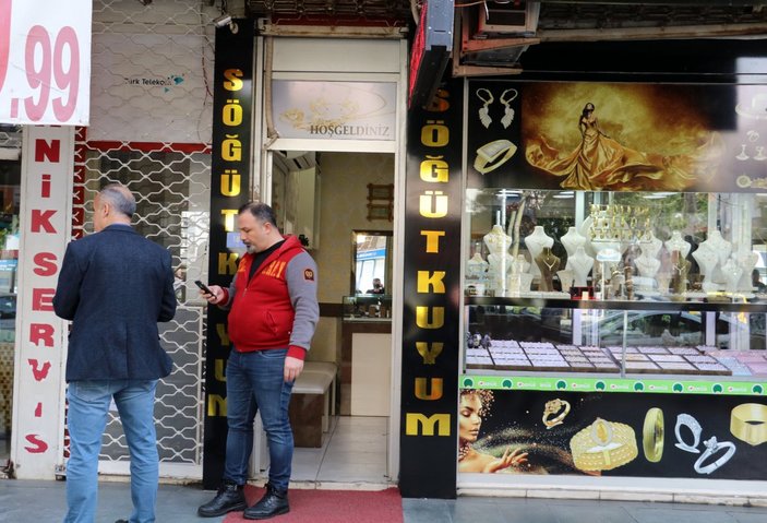 Antalya'da yaşlı adam sahte dişle kuyumcuyu dolandırdı